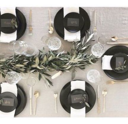 Wedding table settings black plates 40 Ideas Black Wedding Table Setting, Black Charger Plates, Black Wedding Table, Dinner Party Table Settings, Sarah Sherman, Sarah Sherman Samuel, Dinner Party Table, Party Table Settings, Dinner Table Setting