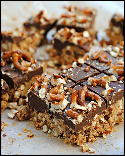 No-Bake Sweet & Salty Peanut Butter Pretzel Bars Peanut Butter Pretzel Bars, Pretzel Bars, Butter Pretzels, Peanut Butter Pretzel, S'mores, Yummy Sweets, How Sweet Eats, Eat Dessert, Sweets Desserts