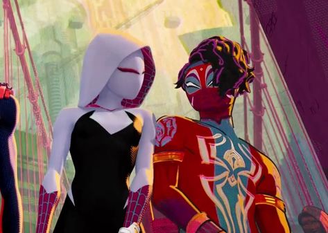 Spiderman Spiderverse, Spiderman And Gwen, Spiderman And Spider Gwen, Spiders Funny, Spaider Man, Spiderman 3, Miles Morales Spiderman, Spider Art, Gwen Stacy