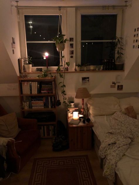 Small Room Ideas Aesthetic Vintage Cozy, Coffee Brown Room Aesthetic, Soft Brown Room Aesthetic, Acedamia Aesthetic Room, Room Inspo Cozy Vintage, Room Brown Aesthetic, Brown Aesthetic Room Ideas, Room Inspo Brown, Academic Bedroom