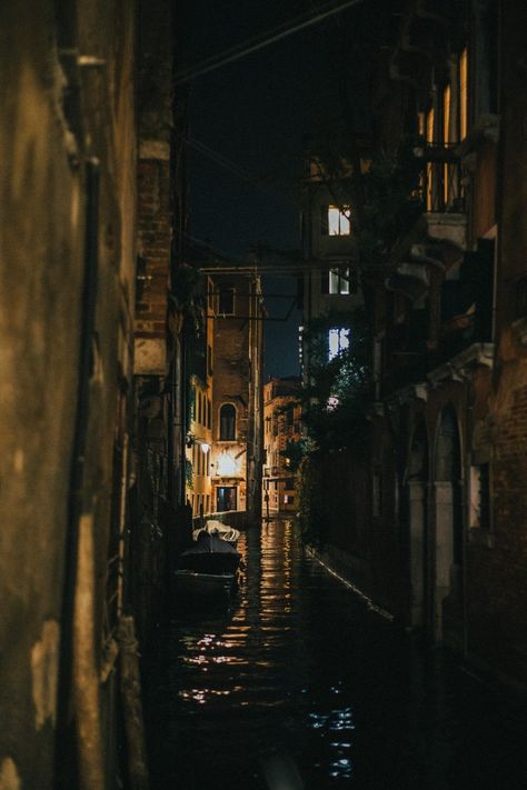 Venice Italy Aesthetic, Venice At Night, Aesthetic Buildings, Haunted History, Adventure Aesthetic, Dark City, Italy Aesthetic, Italy Photo, Fantasy Aesthetic