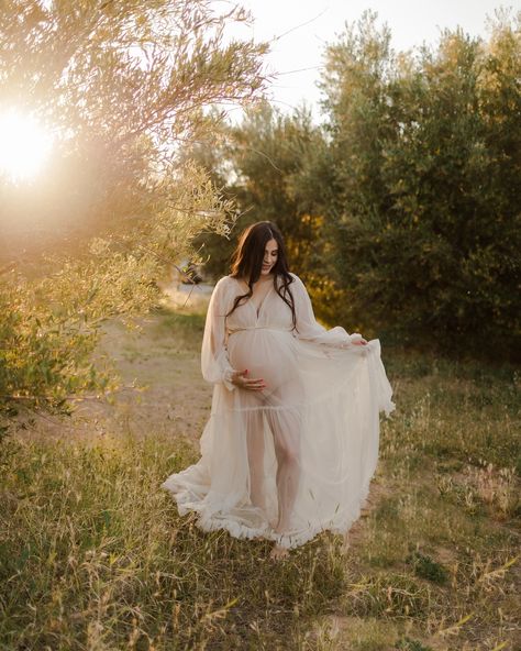 That golden hour glow and sun flares are what maternity shoots dreams are made of 🌟 Maternity Shoots, Sun Flare, Pregnancy Shoot, Pregnancy Photoshoot, Golden Hour, Sun, Quick Saves