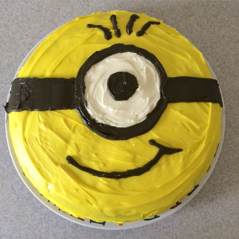 Easy Minion Cake. Minions Smash Cake, Minion Birthday Cake Easy, Diy Minion Cake, Easy Fun Birthday Cakes, Minion Cake Birthday, Easy Minion Cake, Minions Cake Ideas, Minion Cake Ideas, Birthday Cake Minion