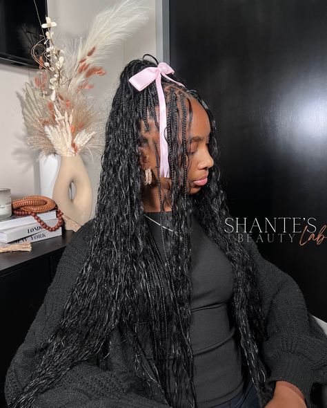 The bow trend is absolutely the cutest! •••••••••••••• (Book With Link in Bio) #explorepage Ways To Style Knotless, Hairstyles For Knotless, Hairstyles For Knotless Braids, Bow Trend, Knotless Box Braids, Boho Knotless, Knotless Braids, Box Braids, The Cutest