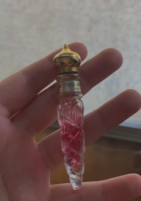 Fantasy Perfume Bottles, Potion Aesthetic Bottle, Antique Potion Bottles, Pink Potion Aesthetic, Aesthetic Potion Bottle, Potion Making Aesthetic, Cute Trinkets Aesthetic, Vial Aesthetic, Potion Bottles Aesthetic