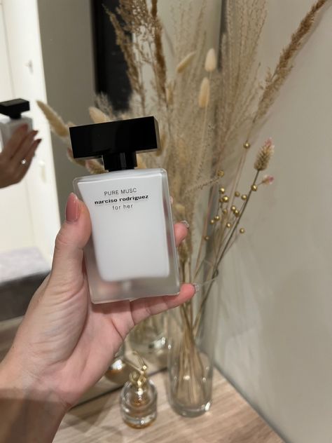 Narciso Perfume, Board Pictures, Everyday Skincare, Vision Board Pictures, Perfume Collection Fragrance, Soft Life, Perfume Scents, Foto Baby, Narciso Rodriguez