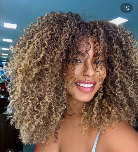 Hair Chestnut Brown, Brown Hair Curly, Auburn Brown Hair, Curly Hair Color Ideas, Blonde Highlights Curly Hair, Curly Hair Color, Highlights Curly, Dyed Curly Hair, Natural Curly Hair Cuts