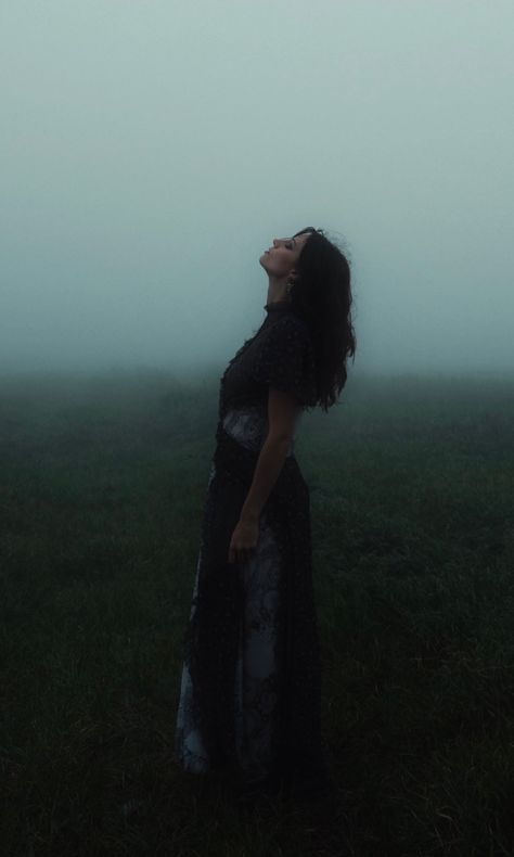 Fog photoshoot, mist, witch, witchy vibes, whimsigoth aesthetic Gloomy Photoshoot Ideas, Whimsigoth Photoshoot, Gloomy Day Photoshoot, Witchy Girl Aesthetic, Witchy Woman Aesthetic, Witch Aesthetic Photoshoot, Misty Photoshoot, Emotional Photoshoot Ideas, Witch Girl Aesthetic