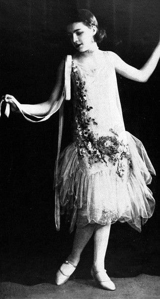 1927 Boué Jeanette Mcdonald, Paris May, Jeanette Macdonald, 1920's Fashion, Roaring 20's, 20s Fashion, Film Stars, Antique Clothing, Roaring Twenties