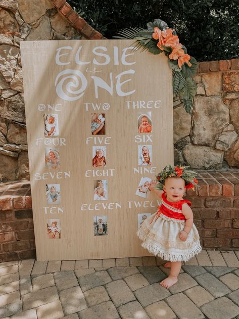 Moana Theme 1st Birthday Party, Moana Theme First Birthday Party, Moana One Year Old Party, Modern Moana Party, First Birthday Moana Theme, Moana First Birthday Party Ideas, Baby Moana Birthday Party Decorations, Hawaiin Themed First Birthday, Moana Themed Birthday Party Decorations