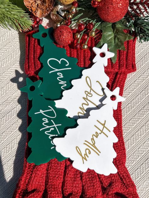 Christmas Ornament Acrylic, Christmas Stocking Tags Diy, Name Ornaments Christmas, Cricut Christmas Stocking, Christmas Ornaments Personalized, Christmas Stocking Name Tag Ideas, Christmas Stocking Tags, Cricut Christmas Tags, Stocking Tags