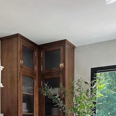 Vivir Design on Instagram: "Happy Monday! Today marks the beginning of our list of the “Top 30 most liked Posts of 2023. To kick it off at Number 30 we have these dark walnut stained cabinets in @brepurposed’s kitchen renovation. They look so rich against all of the brass accents and black range. And how amazing are the feet on the range?! It’s all about the details. . . . . . . . Follow @vivirdesign for more beautiful spaces. . . Share your favorite designs #wearevivir . . #hometohave #currenthomeview #smmakelifebeautiful #doingneutralright #sodomino #houseenvy #currentdesignsituation #handmademodernhome #mydomaine #luxeathome #ruedaily #mysmphome #designsponge #maketimefordesign #modernfarmhouse #thenewsouthern #currenthomeview #myhomevibe #anthrohome #hometour #housetour #ligh Walnut Stain Kitchen Cabinets, Dark Walnut Kitchen Cabinets, Stained Cabinets, Light Wood Kitchens, Black Range, Walnut Kitchen, Becki Owens, Staining Cabinets, Wood Kitchen Cabinets