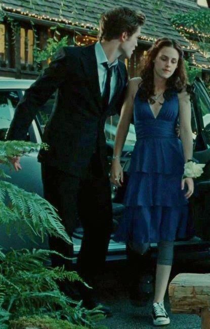 <3 Love watching these movies. Please check out my website thanks. www.photopix.co.nz Bella Y Edward, Twilight Pics, Billy Burke, Twilight Outfits, Twilight Core, Twilight Vibes, Twilight Bella, Swan Dress, Bella Cullen