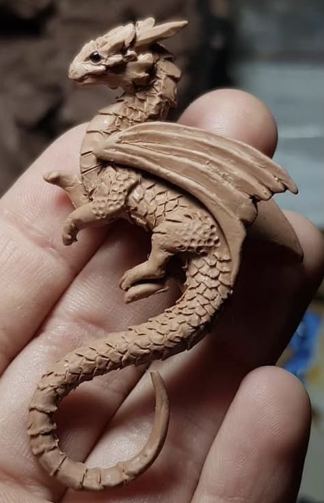 Dragons Made Out Of Clay, Clay Dragon Easy, Dragon Clay Sculpture, Dragon Ceramics, Dragon Sculpture Clay, Dragon Pottery, Dinosaur Sculpture, Dragon Clay, Ceramic Dragon