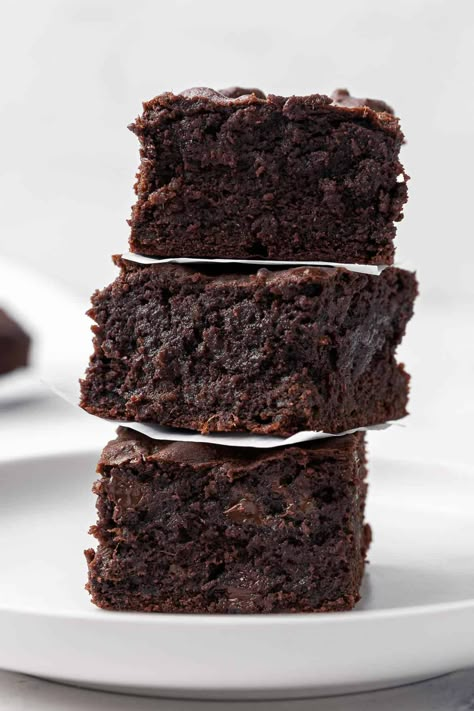 Date brownies are a delicious fudgy treat! Sweet, sticky dates replace sugar, adding a rich caramel flavor that perfectly complements the cocoa. | Date Brownies | Date Sweetened Brownies | Medjool Date Brownies | No Refined Sugar Brownies | Refined Sugar Free Brownies | Date Brownies, Double Chocolate Chip Cookie, Zucchini Brownies, Low Carb Brownies, Breakfast Low Carb, Protein Brownies, Low Carb Ideas, Healthy Brownies, Brownie Desserts