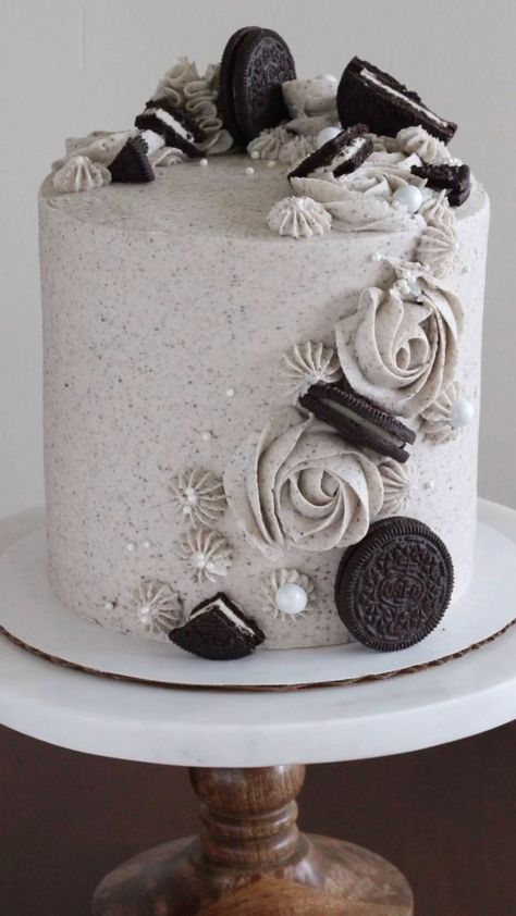 Cookies And Cream Cake Design, Birthday Cakes Oreo, Oreo Buttercream Cake, Oreo Party Decorations, Oreo Cookie Birthday Cake, Simple Oreo Cake Design, Oreo Cookie Cake Decorating Ideas, Fancy Oreo Cake, Oreo Cake Designs Birthday