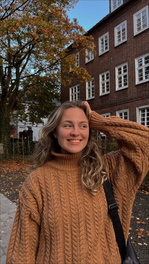 Sweater, autumn sweater, cozy sweater, ascetics, study vibes, brown sweater, girl, smiling, portrait, hairstyle, balayage, Airtouch, short hair, curly hair Cozy Photoshoot Outfit, Cozy Sweater Photoshoot, Sweater Photoshoot Picture Ideas, Sweater Poses, Aesthetic Reference, Traditional Aesthetic, Bronze Hair, Epic Tattoo, Pose Idea