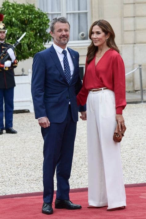 Queen Mary models elegant cinched skirt following mystery injury Primavera Outfit, Victoria Reign, Wife Style, Princess Marie Of Denmark, Mary Of Denmark, Wearing All Black, Danish Royal Family, Royal Outfits, Princess Victoria