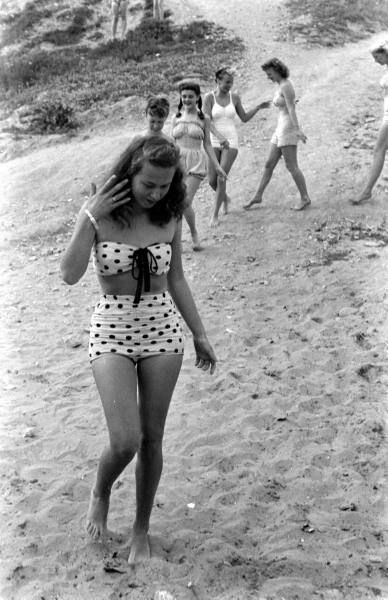 Balboa Beach Party (Glendale College And Calif. Misc.) - Hosted by Google Vintage Bathing Suits, Vintage Swim, Look Retro, Vintage Swimwear, Vintage Swimsuits, Actrices Hollywood, Vintage Life, 1940s Fashion, Moda Vintage