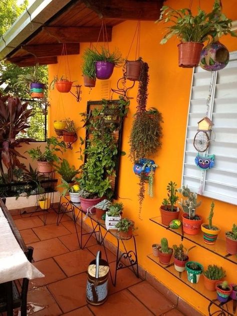 Mexican Balcony, Mexican Outdoor Decor Patio, Boho Mexican Decor, Mexican Outdoor Decor, Mexican Garden Ideas, Mexican Patio Ideas, Mexican Garden, Hacienda Style Homes, Mexican Home Decor