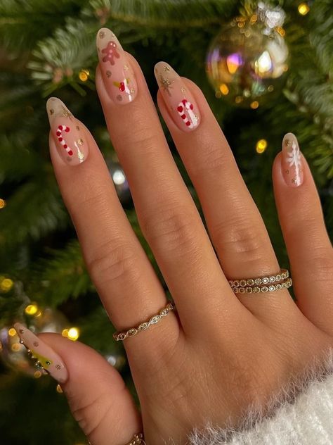 Christmas acrylic nails: cute accents Acrylic Overlay Christmas Nails, Bright Christmas Nails, Chrismas Nail Art, Aesthetic Christmas Nails, Christmas Acrylic Nails, Nails Festive, 30 Aesthetic, Santa Nails, Festive Nail Art