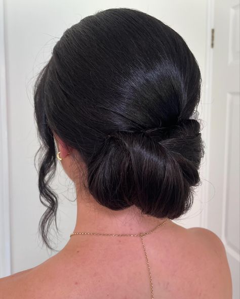 10 Bridal Updo Ideas 1. Messy French Pleat 2. Twisted Low Updo 3. Clean Low Updo 4. Soft Textured Low Bun with Tendrils 5. Messy Midi Bun 6. Messy Low Bun with Braids 7. Soft Textured Low Bun 8. High Pile on Natural Waves 9. Textured Low Chignon 10. Modern High Updo Let me know your favourite number in the comments! ————————————- #essexhairstylist #londonhairstylist #bridalhairessex #bridalhairlondon #weddinghairessex #weddinghairlondon #modernbridalhair #modernbrides #essexbri... Bun With Tendrils, Midi Bun, Low Bun With Braids, Textured Low Bun, Bun With Braids, Messy Low Bun, High Updo, Updo Ideas, Low Updo