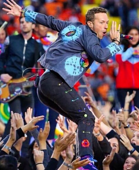 COLDPLAY!! Super Bowl Half Time Show..Wow did they nail it!! Coldplay Nails, Coldplay Outfit, Cris Martin, Coldplay Concert Outfit, Coldplay Art, Coldplay Wallpaper, Coldplay Tour, Bands Pictures, Concert Outfit Men