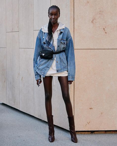 Show your legs. #PFW #SS19 Gigi Hadid Streetstyle, Italian Street Style, Berlin Street Style, Boot Styling, London Fashion Week Street Style, Model Street Style, High Street Fashion, Vogue Japan, London Street Style