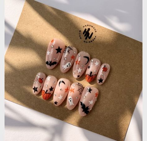 Retro Halloween Nails, Almond Halloween Nail Designs, Spooky Fall Nails, Nails Halloween Pumpkin, Spooky Nails Halloween, Nails Star, Festive Christmas Nails, Nails File, Bat Nails