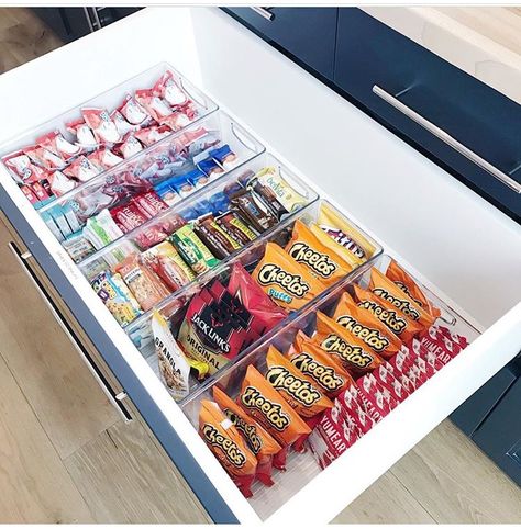 Snack drawer Bilik Lelaki, Snack Organizer, Desain Pantry, Kabinet Dapur, Kitchen Organization Pantry, Decor Themes, Home Organisation, Pantry Design, Cabinet Organization