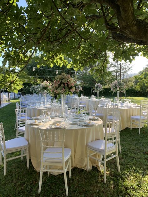 Small Outdoor Wedding Aesthetic, Quince Decorations Ideas Outdoor, Small Wedding Garden, Coquette Wedding Venue Aesthetic, Southern Estate Wedding, Outdoor Quinceanera Ideas, Outdoor Quinceanera Ideas Decoration, Outdoor Quince, Backyard Quince