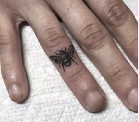 Fingertip Tattoo, Black Ink Tattoo, Finger Tattoo For Women, Painting Tattoo, Bee Tattoo, Lip Tattoos, Black Ink Tattoos, Hip Tattoo, Little Tattoos