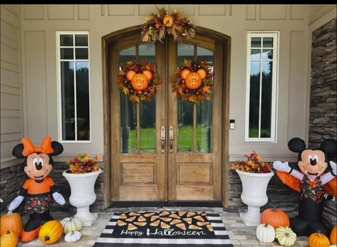 Disney Front Porch Decor, Disney Outdoor Halloween Decor, Disney Halloween Decorations Outdoor, Disney Shadow Box, Decoracion Halloween, Disney Halloween Decorations, Mickey Decorations, Halloween Disney, Mickey Mouse Halloween