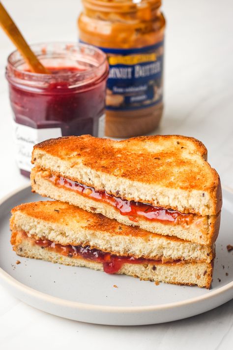 Take your classic Peanut Butter and Jelly up a notch by toasting it in your toaster oven. Buttery, crispy, sweet, and delicious! Grilled Sandwich Recipe, Peanut Butter Jelly Sandwich, Peanut Butter And Jelly Sandwich, Grilled Sandwiches, Banana Sandwich, Jelly Sandwich, Sandwich Toaster, Makanan Diet, Grilled Sandwich