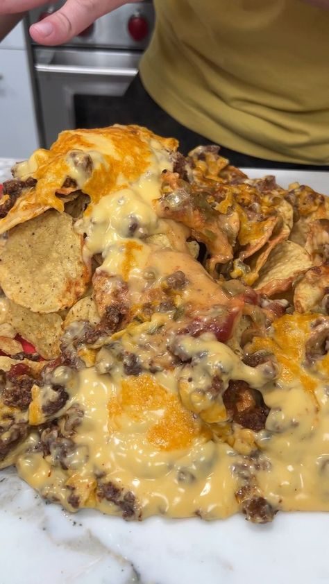 Homade Nachos, Canned Nacho Cheese Recipe, Trashcan Nachos Recipe, Upside Down Nachos, Nachos Ideas, Nacho Ideas, Nachos Party, Loaded Nachos Recipe, Nachos Cheese