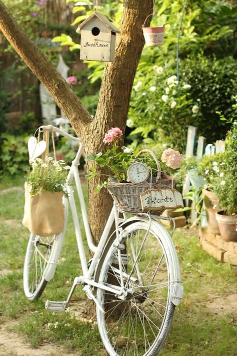 Taman Vintage, Bicycle With Flowers, Bike Planter, Bicycle Wedding, Country Cottage Garden, Vintage Gardening, Old Bicycle, Garden Decor Projects, Vintage Garden Decor