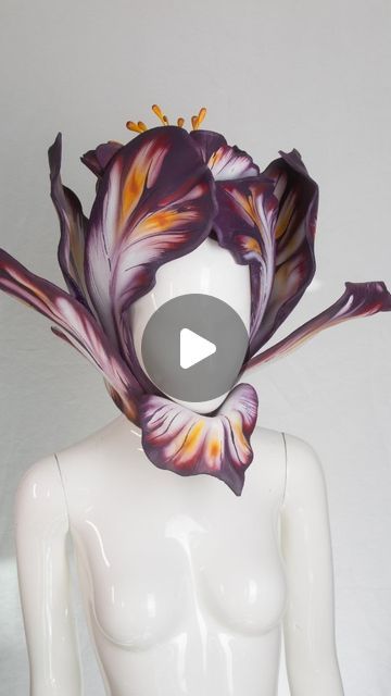 joyce Spakman on Instagram: "𝓣𝓾𝓵𝓲𝓹 𝓱𝓮𝓪𝓭𝓹𝓲𝓮𝓬𝓮                             Why didn't anyone wear this for the met gala? 🤔😂                              Full work in progress of the tulip headpiece I made for my flower shoot featuring my mom 💜                              This one of a kind piece is available for grabs, link in bio ✨                              #flower #headdress #fantasy #handmade #craft #aesthetic #explore #viral #tulip #flowerpeople #fairy #metgala" Venus Fly Trap Headpiece, Alice In Wonderland Flowers Costume, Alice In Wonderland Flower Costume, Tulip Costume, Flower Hat Diy, Flower Costume Diy, Joyce Spakman, Flower Fairy Costume, Flower Head Piece