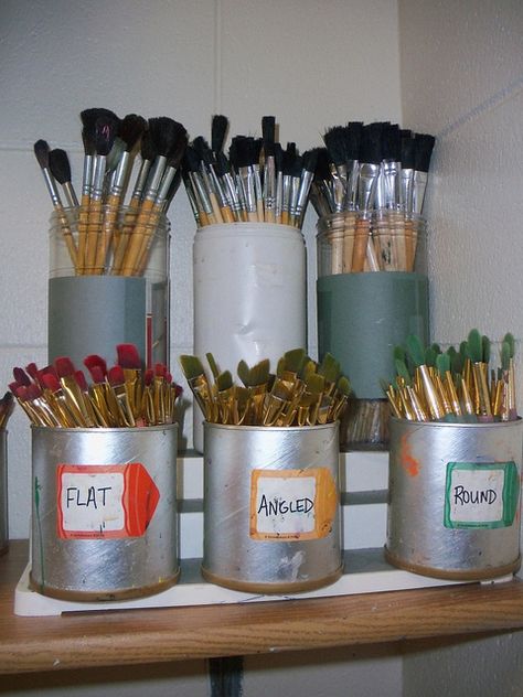 There is rarely a dirty brush and rarely one put in the wrong spot! - I really need to do this for my sink area. Paintbrush Storage, Art Room Organization, Art Classroom Organization, Rangement Art, Art Classroom Management, Classe D'art, Paint Organization, Art Studio Organization, Art Supplies Storage