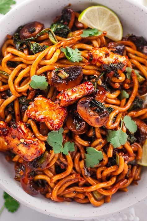 Need ideas for easy gochujang recipes? This quick and easy spicy fusion recipe is perfect! It's a healthy and flexible vegetarian noodle dish that is packed with hearty gochujang mushrooms and kale. It can be a tasty side dish or an easy main meal if you throw in some protein - I love it with halloumi cheese but tofu works too! No need to order takeout with this recipe in your back pocket. Gochujang Mushrooms, Gochujang Recipes, Green Treats, Gochujang Recipe, Udon Noodles Recipe, Vegetarian Noodles, Spicy Mushroom, Halloumi Cheese, Theme Nights