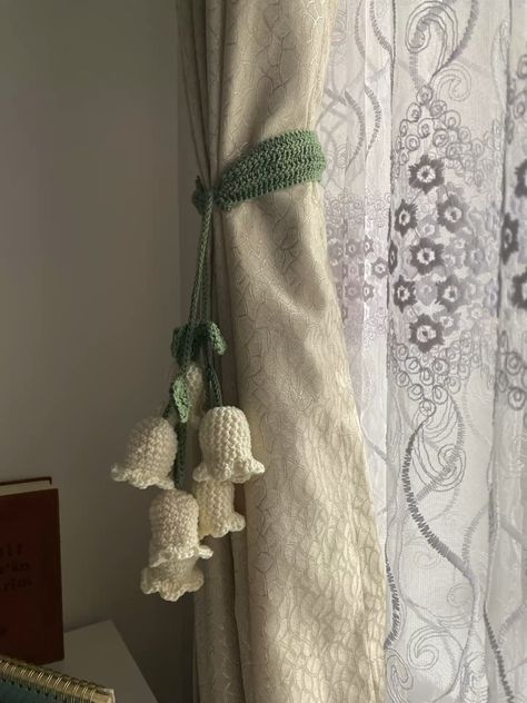 Crochet Outside Decor, Crochet Curtain Tiebacks, Curtain Ties Crochet, Curtain Tie Crochet, Crochet Interior Design, Knit Room Decor, Crochet For Apartment, Crochet Dorm Room Decor, Dorm Room Crochet