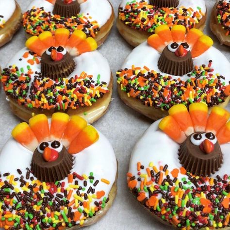 Thanksgiving Donut Decorating Ideas, Deserts For Thanksgiving Cute, Thanksgiving Donuts Decoration, Fall Donut Decorating Ideas, Fall Donuts Decorated, Turkey Donuts Ideas, Thanksgiving Desserts To Sell, Fall Donuts Ideas, Creative Thanksgiving Desserts