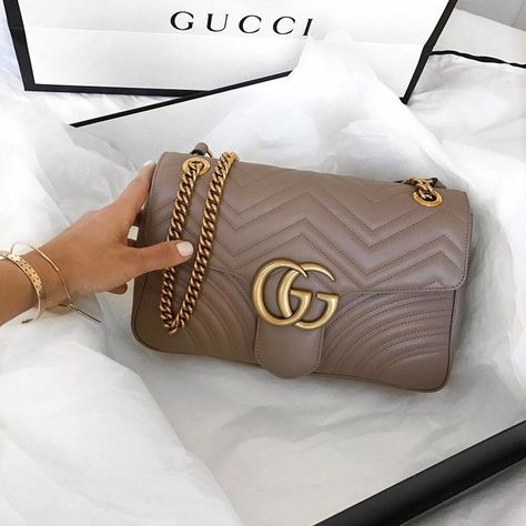 Nude Gucci 'Marmont' bag | pinterest: /Blancazh/ Gucci Fashion Show, Gucci Marmont Bag, Gucci Purses, Gucci Crossbody, Burberry Handbags, Prada Handbags, Jared Leto, 가을 패션, Purses Designer