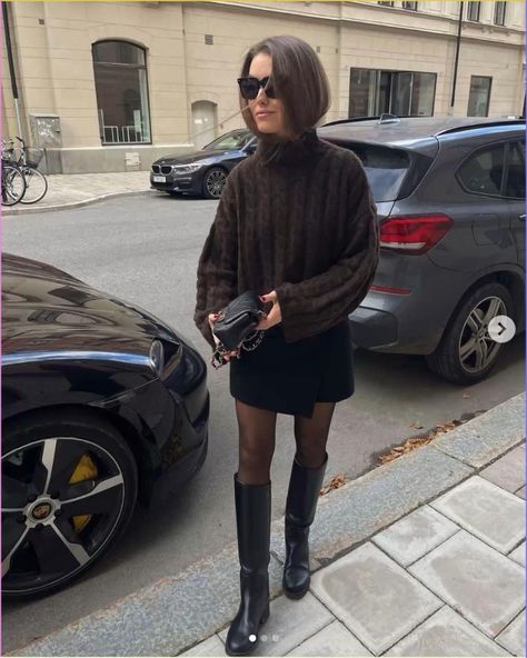 Winter fashion 2024 - Dark brown oversized sweater, black mini skirt with tights and high boots. Dinner In Nyc Outfit Winter, Occasion Outfits Classy, Everlane Outfit, Adrette Outfits, Fall Boots Outfit, Winter Boots Outfits, Black Boots Outfit, Rok Mini, Estilo Indie