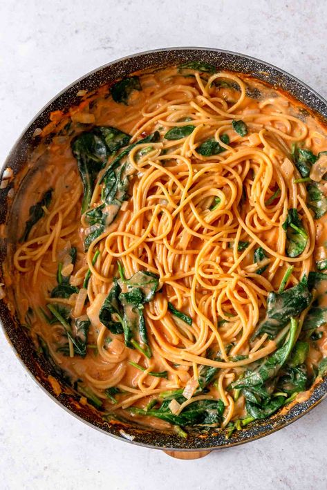 This vegan creamy spinach and tomato pasta is easy to make in less than 30 minutes for a delicious meal perfect for busy weeknights. Spaghetti Spinach Tomato, Spinach And Tomato Pasta, Creamy Tomato Pasta Recipes, Tomato Spinach Pasta, Tomato And Spinach Pasta, Spinach Tomato Pasta, Spaghetti With Spinach, Creamy Tomato Pasta, Tomato Pasta Recipe