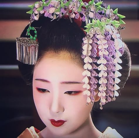 Maiko Hair, Traditional Japanese Fashion, Asian Hair Ornaments, Sketching Reference, Cottage Core Vintage, Japan Geisha, String Of Fate, China Beauty, Japanese Things