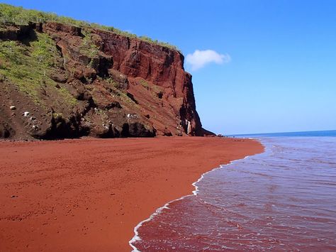 "amazing-unusual-beaches" Red Sand Beach, Rabida, Galapagos~ The red sand at Rabida was formed due to the oxidization of iron-rich lava deposits, although it could also be due to washed-up coral sediments. Red Beach Santorini, Iran Nature, Grecia Santorini, Iran Tourism, Santorini Grecia, Green Sand Beach, Beautiful Iran, Red Sand Beach, Persian Gulf