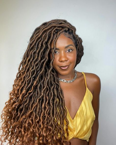 A categoria é: ✨VOCÊ DE DREAD, BOX BRAIDS, FULANI, ORGÂNICOS ✨ Esse é um post colaborativo, então adicione uma foto sua com Dread para inspirar outras pretinhas que estão pensando em mudar de visual🤎 Esse que utilizei é o estilo Faux Locs da Ser Mulher, super levinho e na técnica de Crochet Braids que fica super confortável✨ essa cor belíssima é a T1B27✨ Agora me conta, você já usou? Tem vontade? ✨ Braids Fulani, Faux Locs, Hairstyles Ideas, Crochet Braids, Box Braids, Locs, Instagram A, Braids, Hairstyles