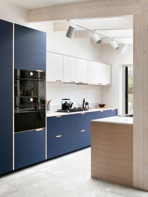 Navy Blue White Kitchen, Navy Grey Kitchen, Navy Blue Kitchen Cabinets Modern, Blue White Kitchen Cabinets, Kitchen Ideas Navy Blue, Navy And Grey Kitchen, Navy Kitchen Design, Navy Blue And White Kitchen, Blue Modern Kitchen