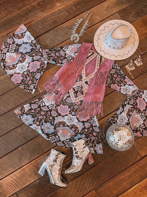 Western Boho Outfits, Bohemian 70s, Cowgirl Style Outfits, Figure Dress, 70s Inspired Fashion, Harry Styles Concert, Boho Cowgirl, 70s Outfits, Female Figure