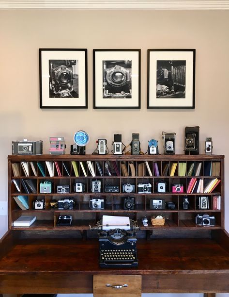 Vintage Camera Collection Display, Camera Store Aesthetic, Home Office For Photographers, Photographer Office Ideas Photo Studio, Photographer Bedroom Ideas, Camera Shelf Display, Photographer Desk Setup, Camera Display Ideas, Camera Collection Display